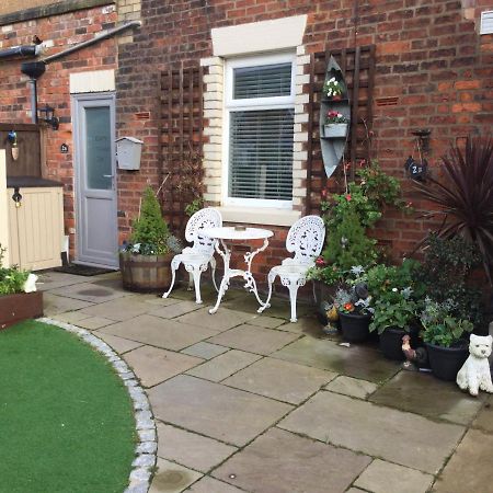 Leafy Lytham Central Lovely Ground Floor 1 Bedroom Apartment With Private Garden In Lytham Dog Friendly ลิธึม เซนต์ แอนน์ส ภายนอก รูปภาพ