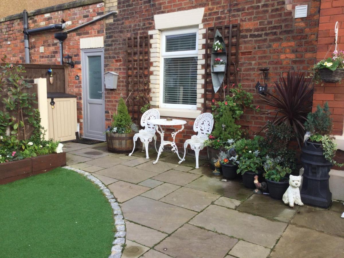 Leafy Lytham Central Lovely Ground Floor 1 Bedroom Apartment With Private Garden In Lytham Dog Friendly ลิธึม เซนต์ แอนน์ส ภายนอก รูปภาพ